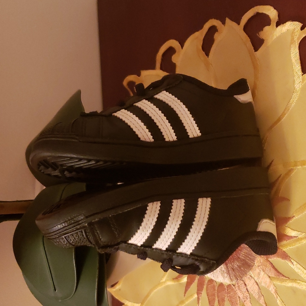 Adidas Superstar Toddlers Boys Black Sneakers Excellent condition like new 😍